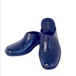 Clark’s 6.5 black clogs. Nice decorated leather